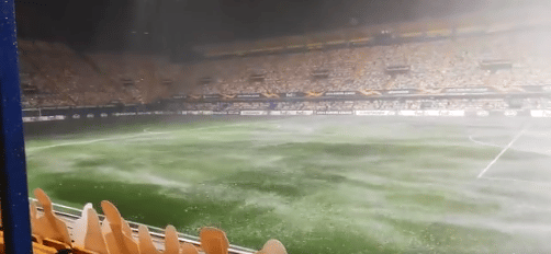 El campo del Villarreal se inunda antes de su encuentro con el  Maccabi