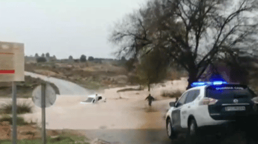Vídeo: Rescatan a dos hombres atrapados en una rambla en Requena