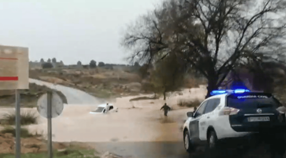 Vídeo: Rescatan a dos hombres atrapados en una rambla en Requena