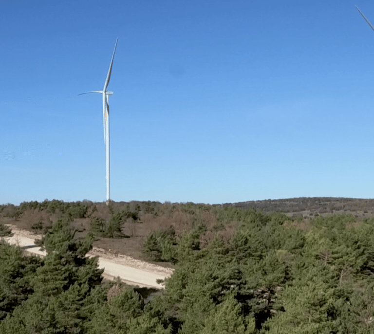 Los gigantes eólicos de Burgos que hacen pequeña a la Torre Picasso