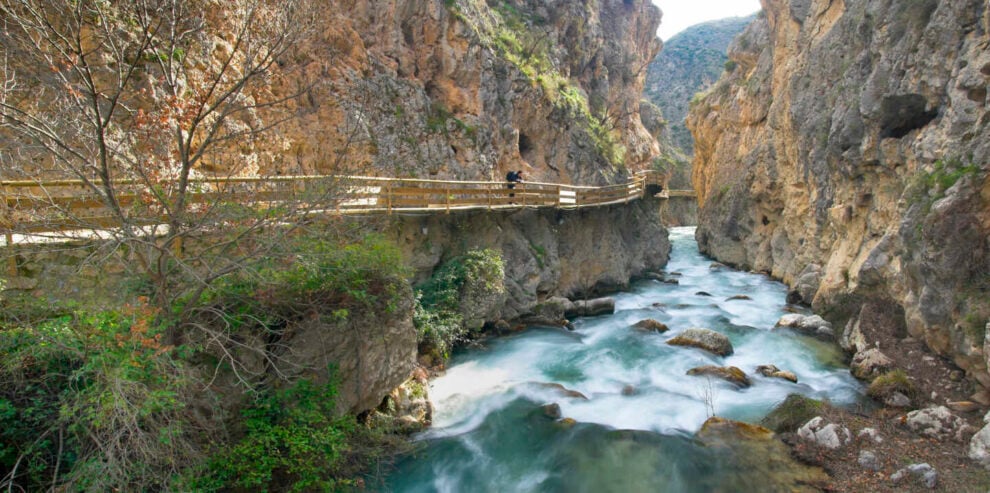 Río Castril y camino del paseo por la montaña que recorre el Geoparque de Granada.