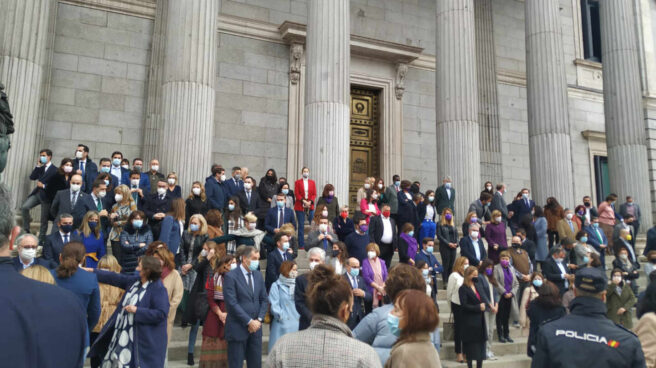 Las escaleras del Congreso, abarrotadas antes del minuto de silencio por la violencia machista Las escaleras del Congreso, abarrotadas antes del minuto de silencio por la violencia machista