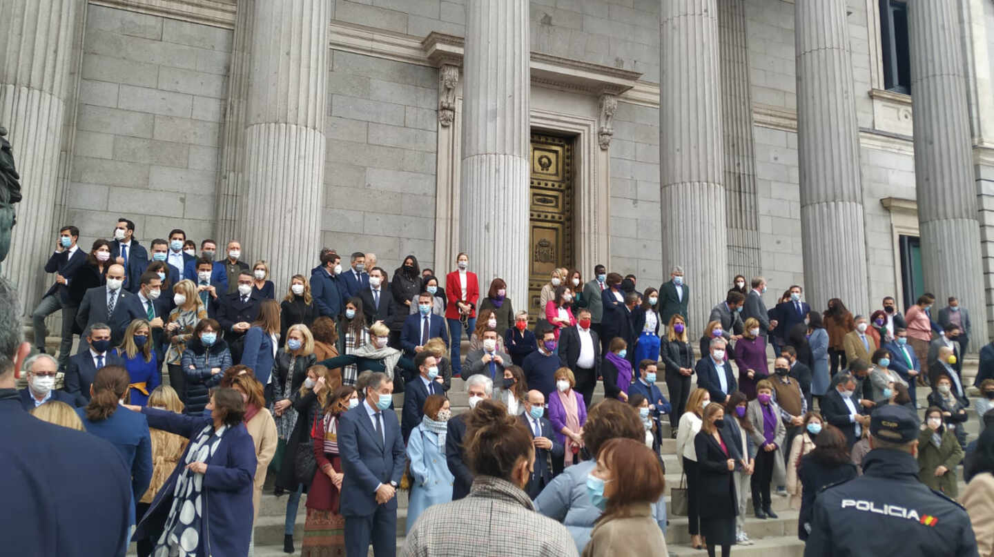 Las escaleras del Congreso, abarrotadas antes del minuto de silencio por la violencia machista