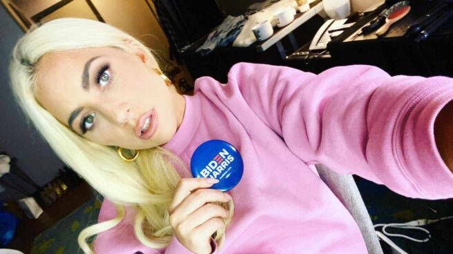 Lady Gaga mostrando su apoyo a Biden a través de Twitter. Lady Gaga mostrando su apoyo a Biden a través de Twitter.