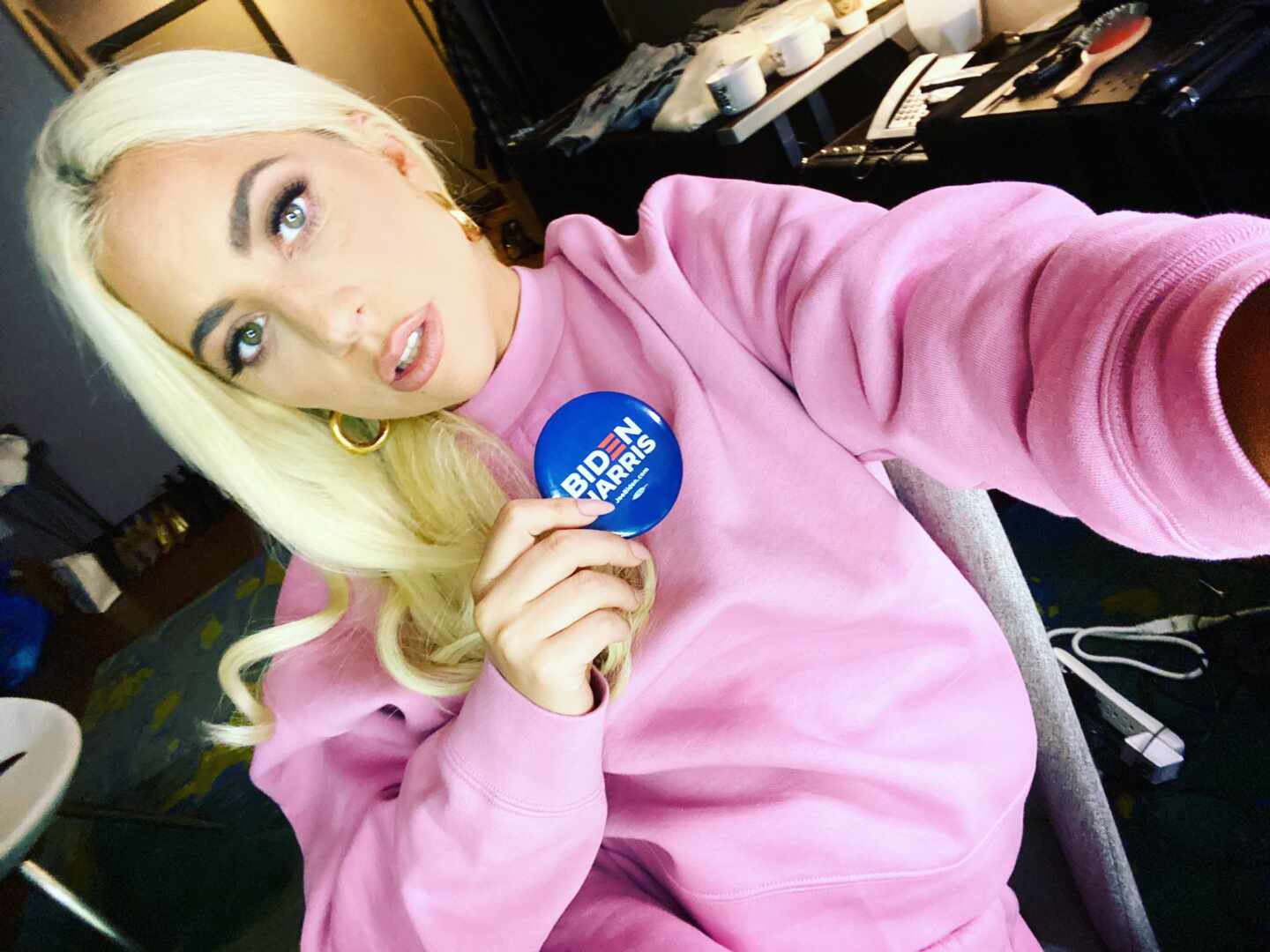 Lady Gaga mostrando su apoyo a Biden a través de Twitter.