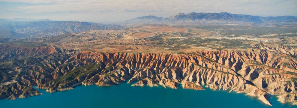 Embalse del pantano del Negratín en el Geoparque de Granada.