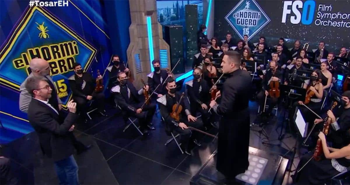 Polémica en 'el hormiguero' por juntar a 45 músicos sin distancia ni mascarillas
