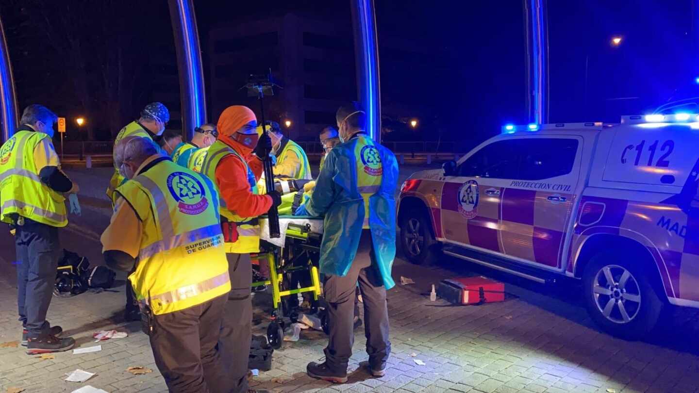 Un motorista en estado grave tras chocar contra un coche en Madrid