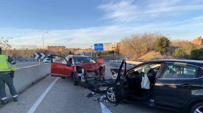 Vehículos siniestrados tras el accidente provocado en Madrid por un 'kamikaze'.