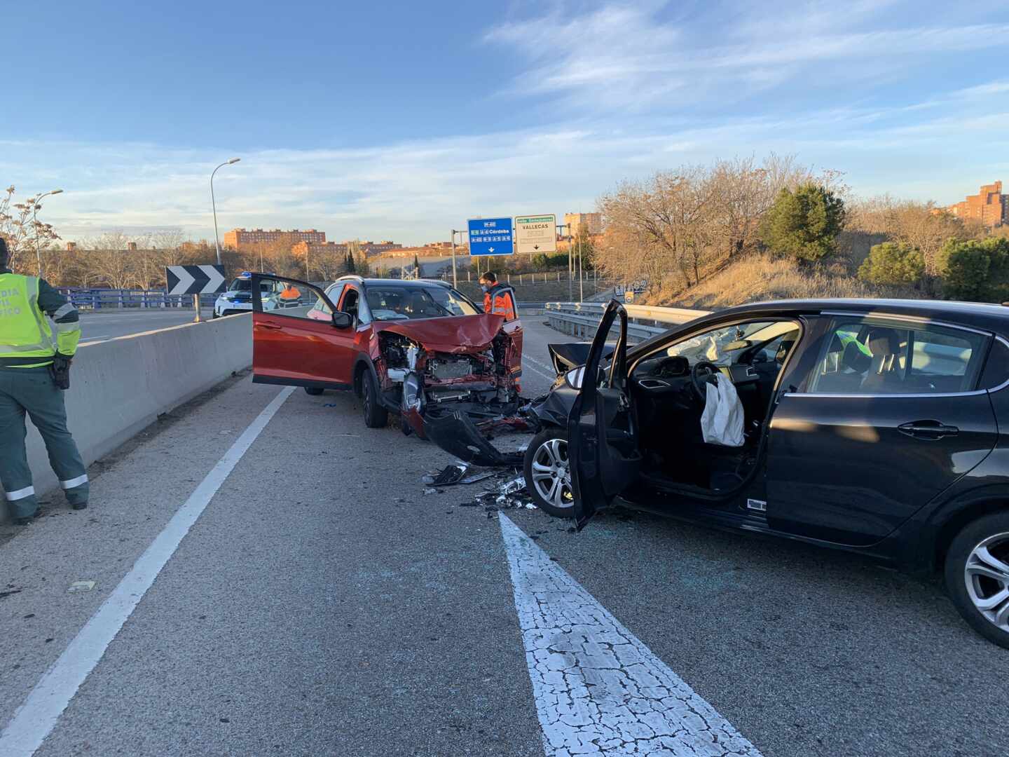 Vehículos siniestrados tras el accidente provocado en Madrid por un 'kamikaze'.