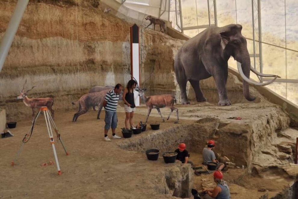 Mamuts y animales en la Estación Paleontológica Valle del Río Fardes en en Geoparque de Granada.