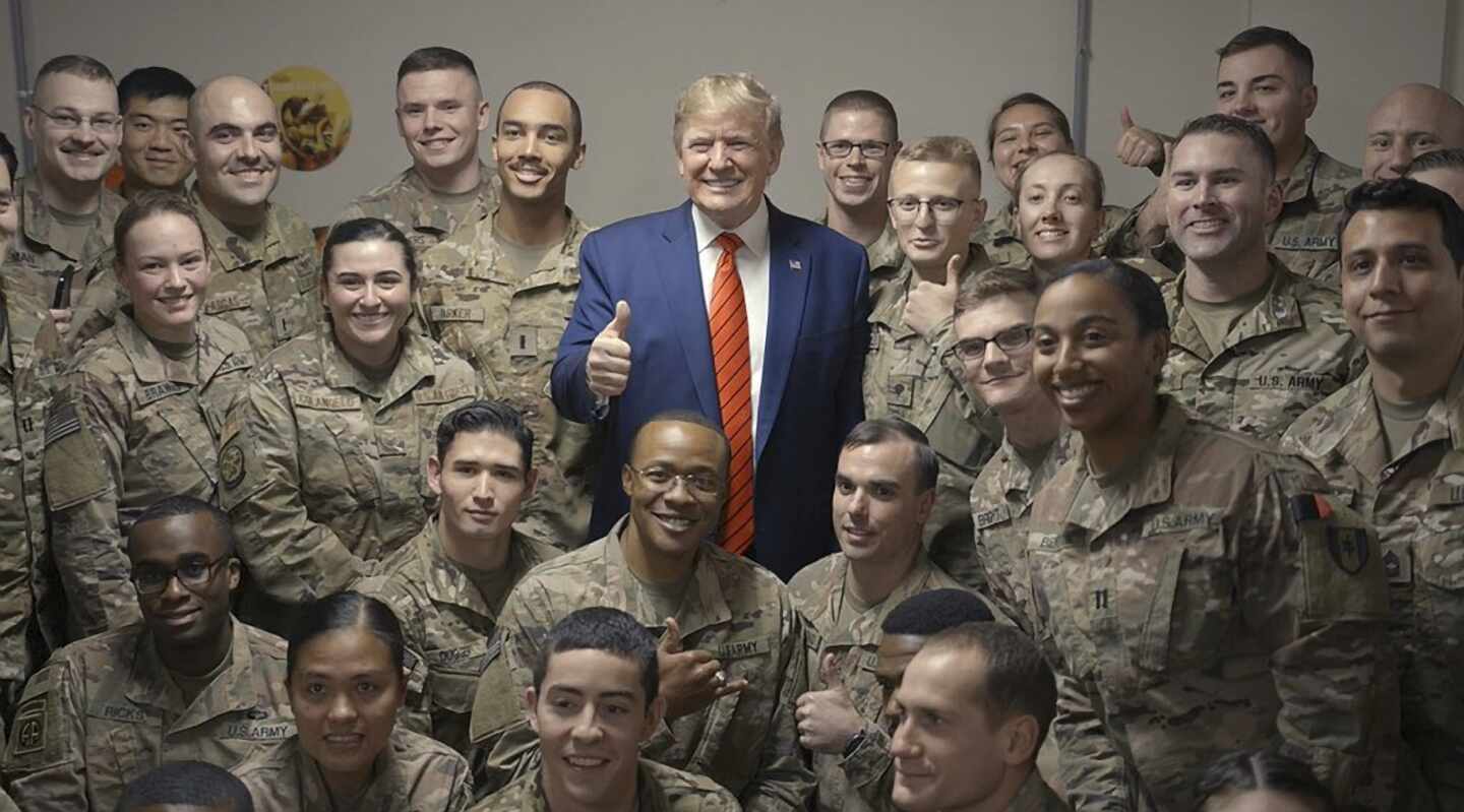 Donald Trump, durante una visita a militares en la base aérea de Bagram, Afganistán.