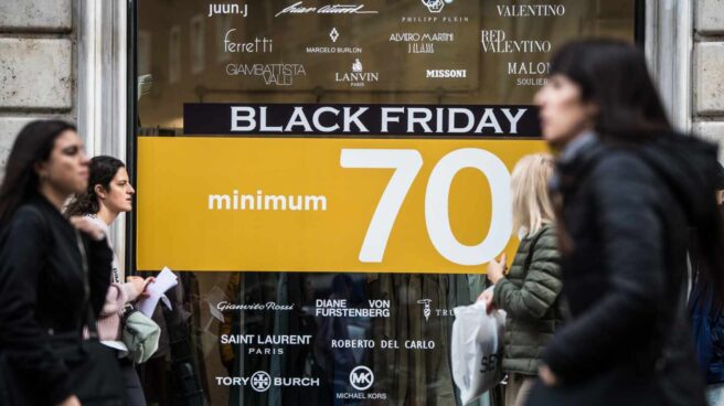 Una tienda muestra ofertas del Black Friday en su escaparate.