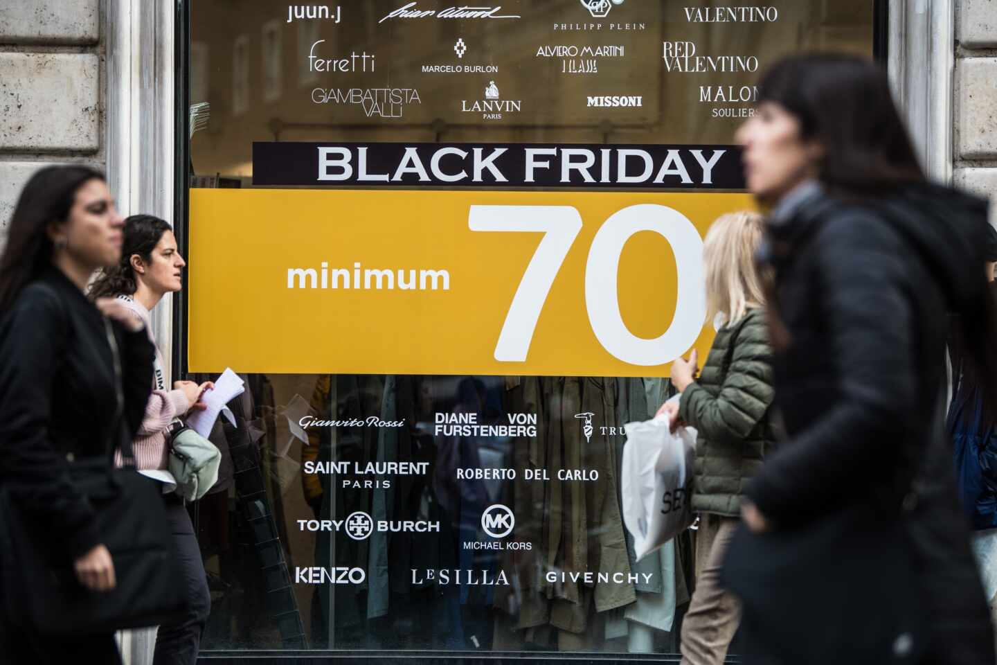 Una tienda muestra ofertas del Black Friday en su escaparate.