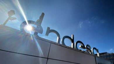 Endesa lleva la contraria al mercado y espera que el precio de la electricidad se desplome en 2022