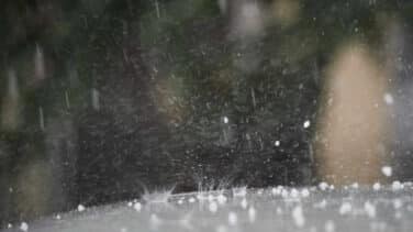 Una granizada en Barcelona interrumpe la fiesta de Sant Jordi en las calles