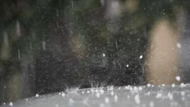 Una granizada en Barcelona interrumpe la fiesta de Sant Jordi en las calles