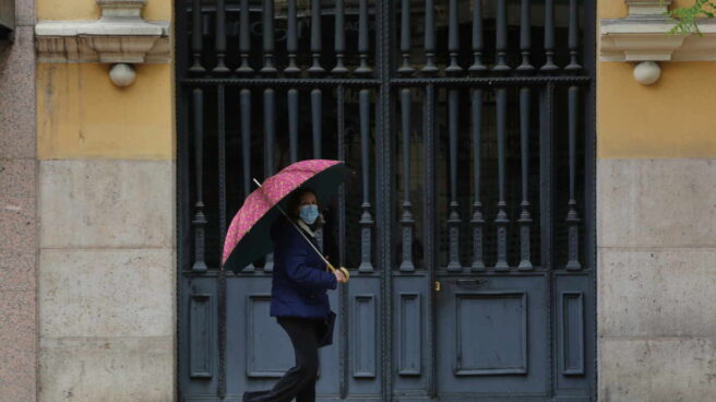 Una mujer camina en un día de lluvia.