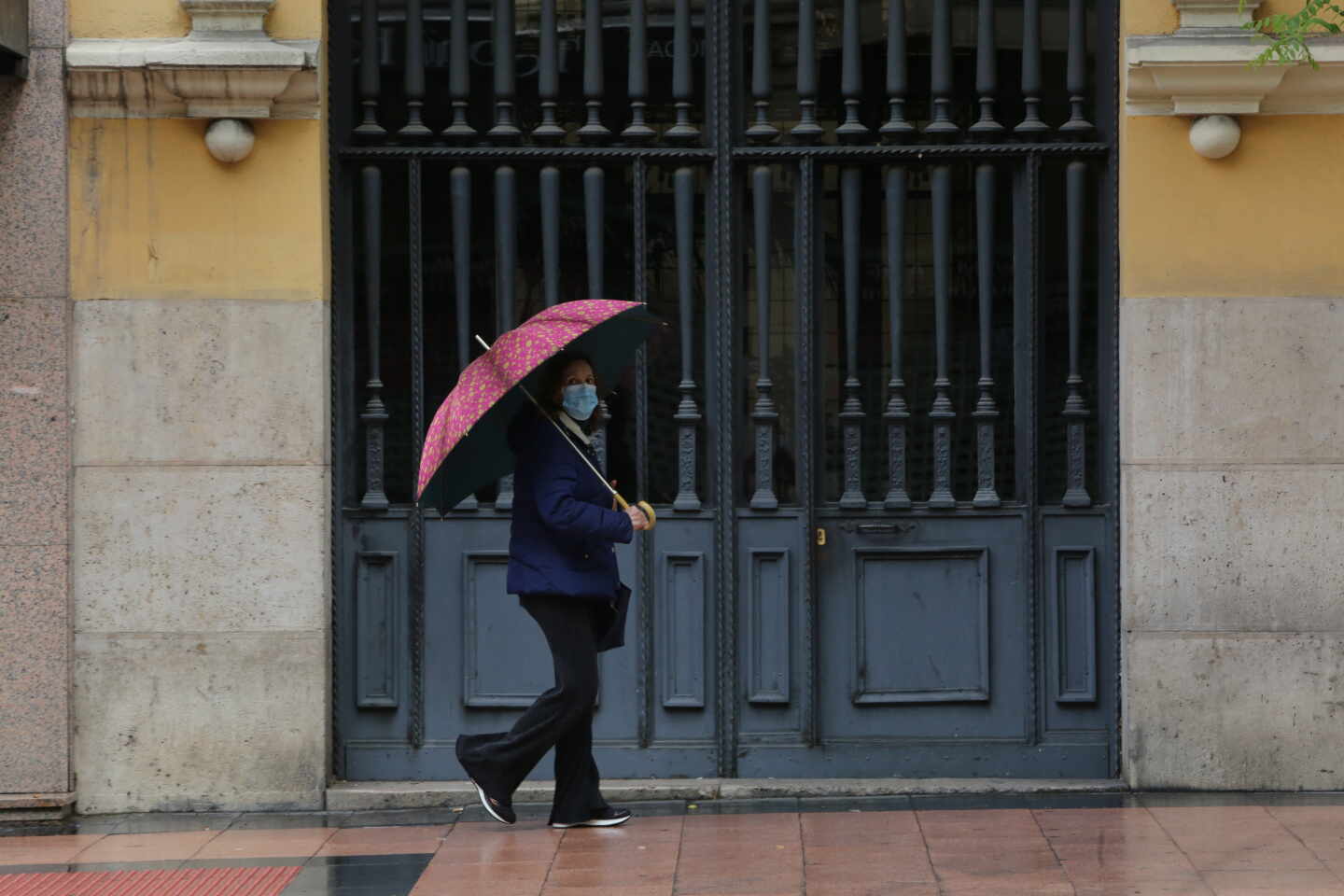 Una mujer camina en un día de lluvia.