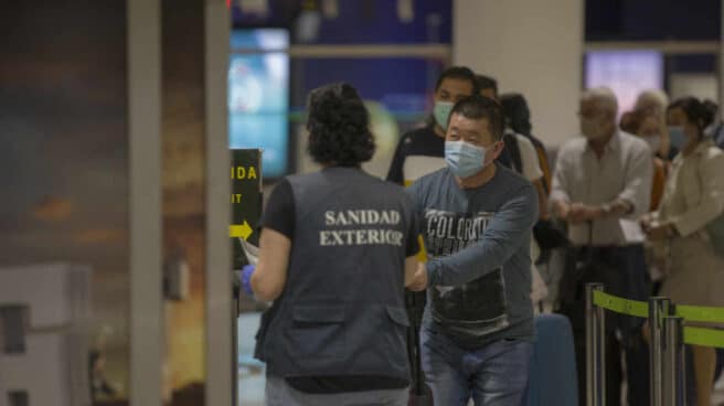 Llegada de turistas al aeropuerto de Sevilla.