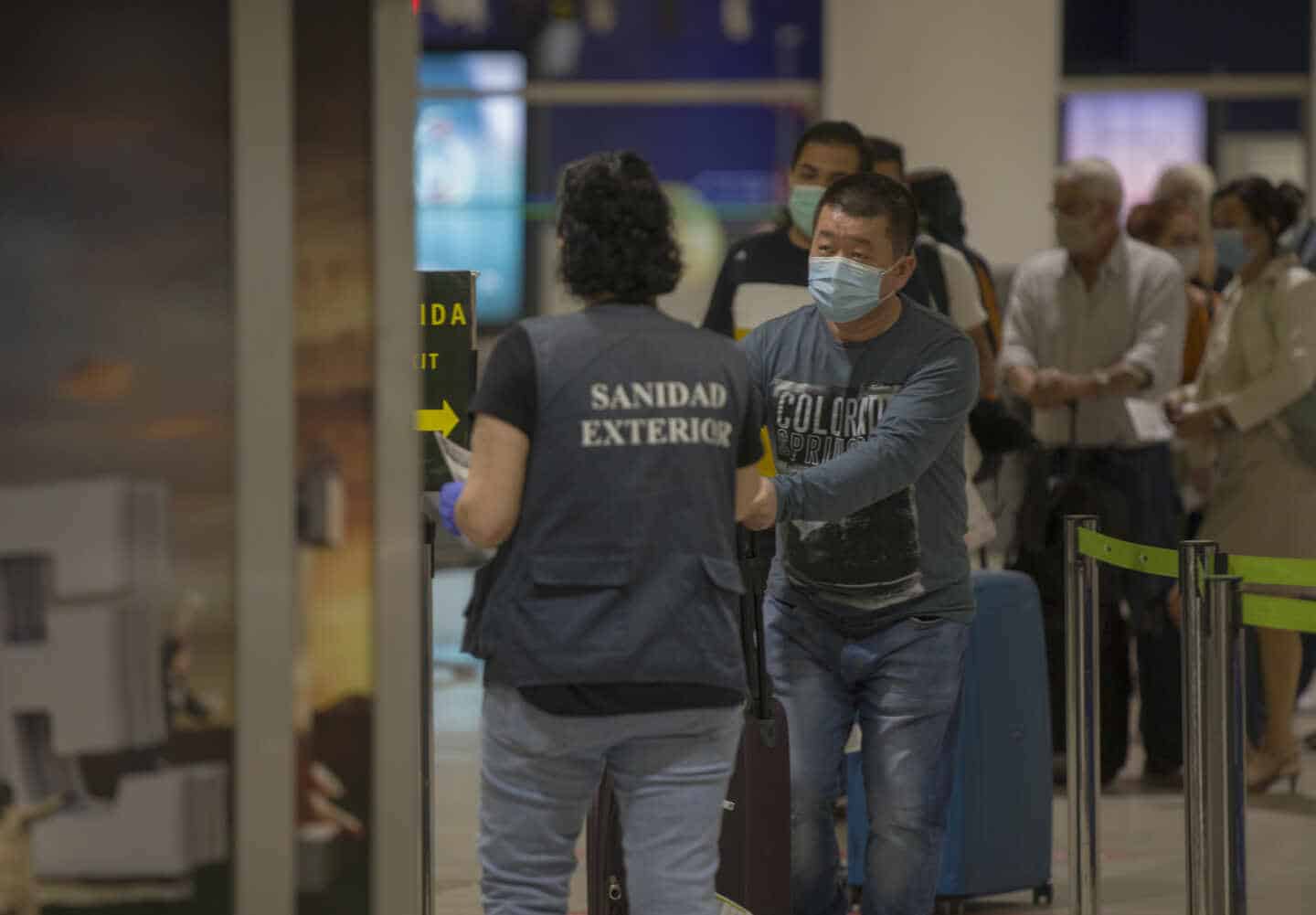 Llegada de turistas al aeropuerto de Sevilla.