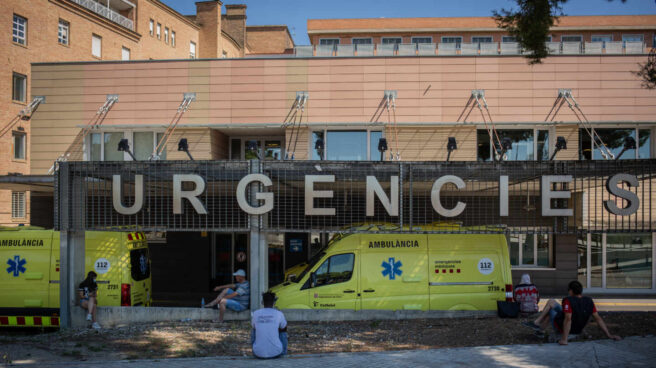 Dos ambulancias en el Hospital Universitario Arnau de Vilanova de Lleida.