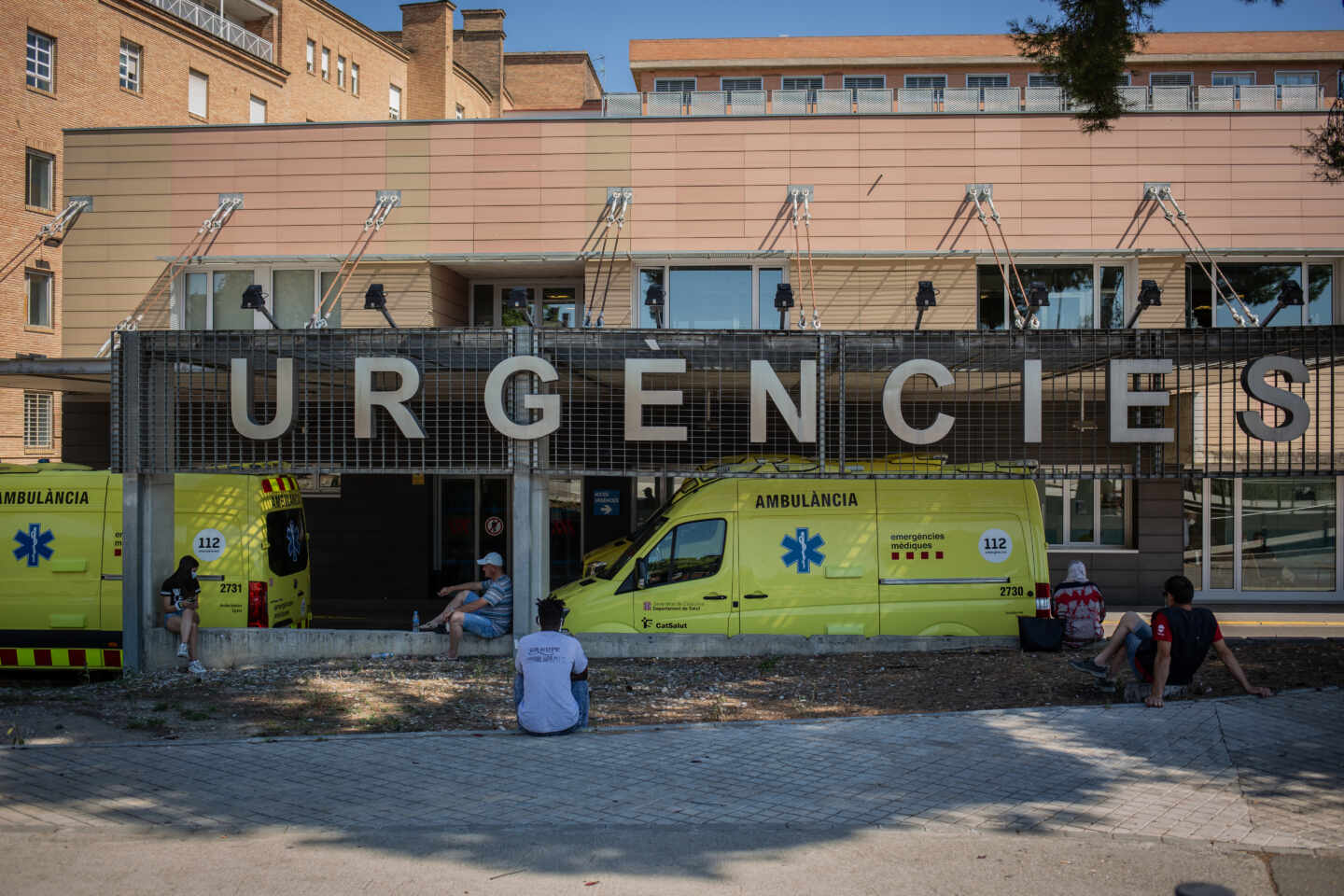 Dos ambulancias en el Hospital Universitario Arnau de Vilanova de Lleida.