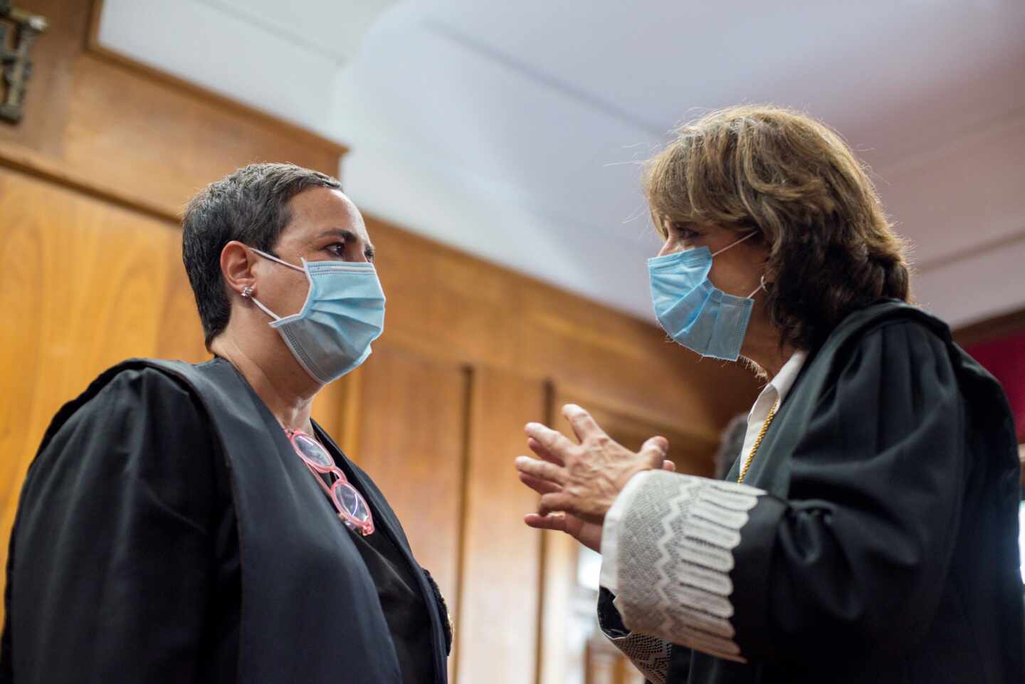 La fiscal general del Estado, Dolores Delgado, habla con la fiscal jefe de Orense, Eva Regueiro.