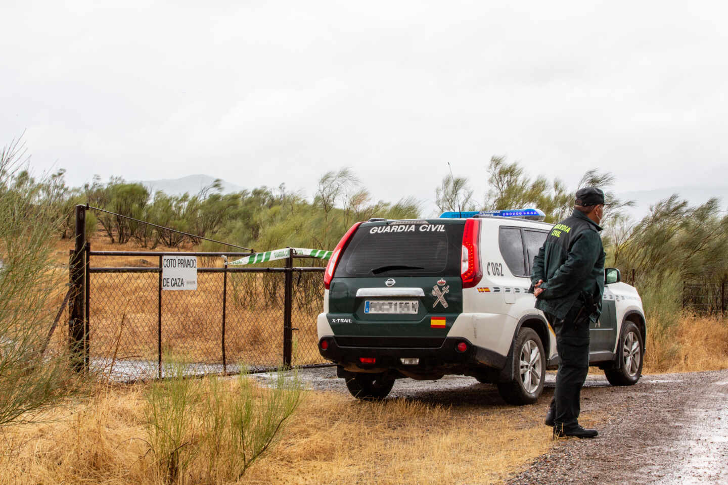 Un agente de la Guardia Civil, vigilando una finca en Monesterio (Badajoz).