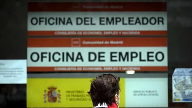 Una persona pasa al lado de una Oficina de Empleo en Madrid