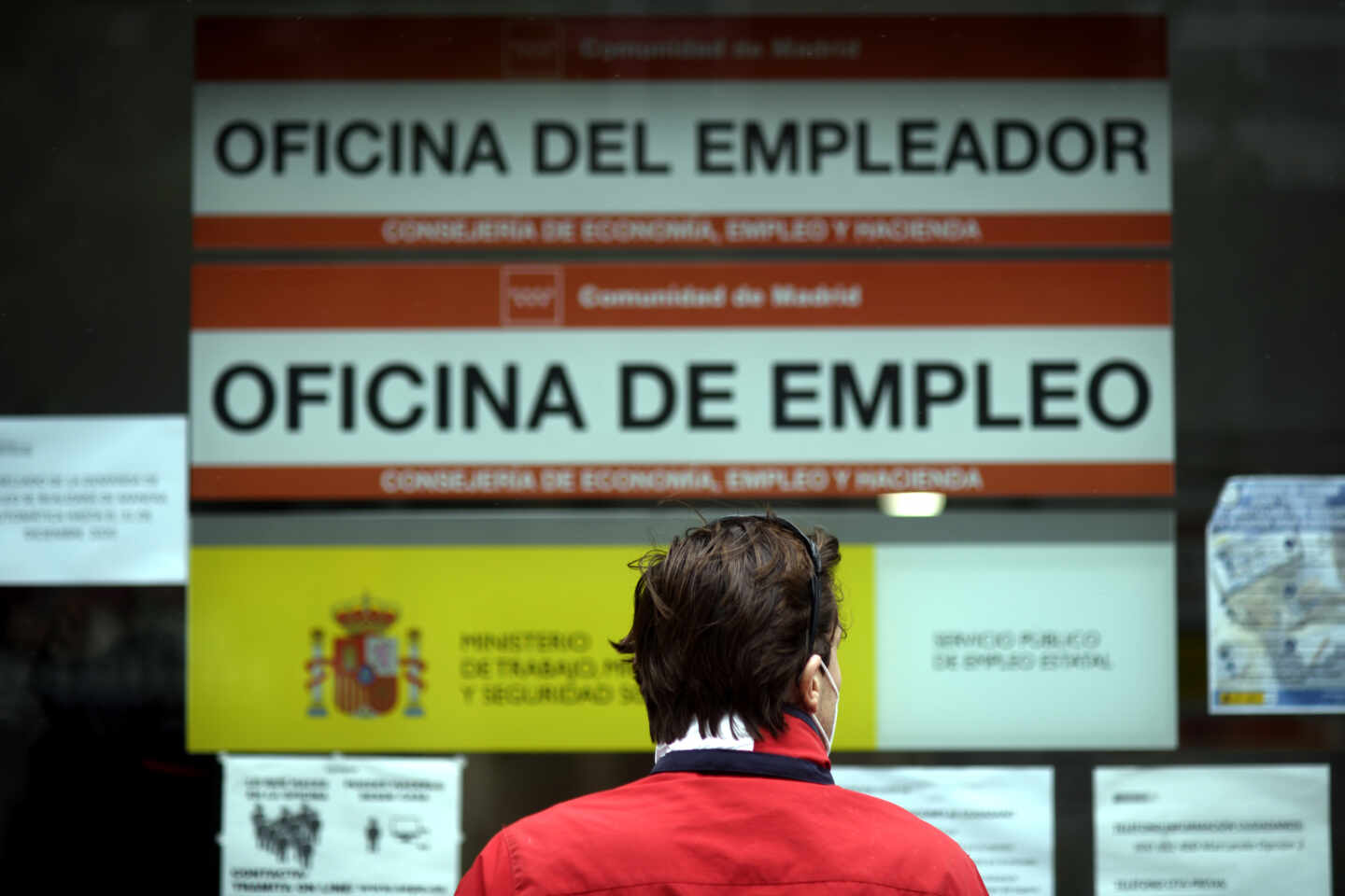 Una persona pasa al lado de una Oficina de Empleo en Madrid