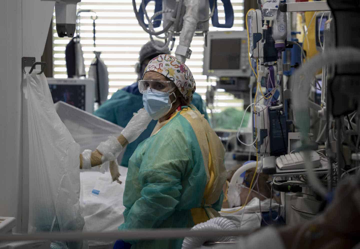 Un sanitario atiende a un paciente en la Unidad de Cuidados Intensivos (UCI) dedicada a enfermos de coronavirus del Hospital Universitario Ramón y Cajal, en Madrid en 2020.