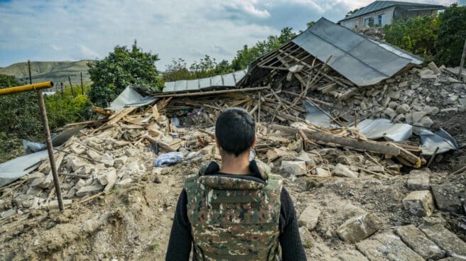 Un miliciano mira las ruinas de una casa destruida en medio de los combates entre Armenia y Azerbaiyán.