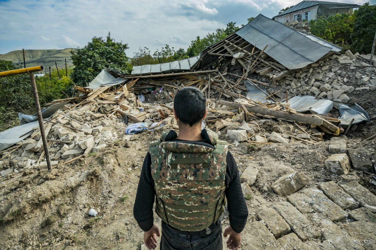 Un miliciano mira las ruinas de una casa destruida en medio de los combates entre Armenia y Azerbaiyán.