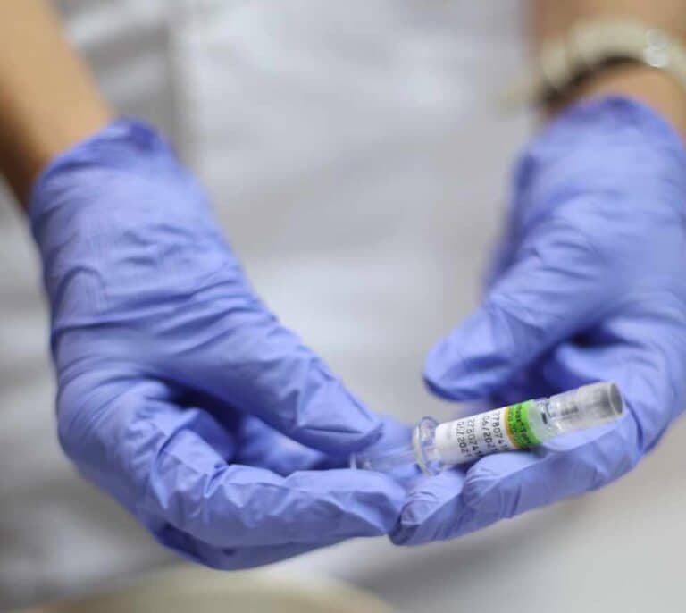 Illa calcula que se podrá inmunizar a 10 millones de españoles con la vacuna de Pfizer