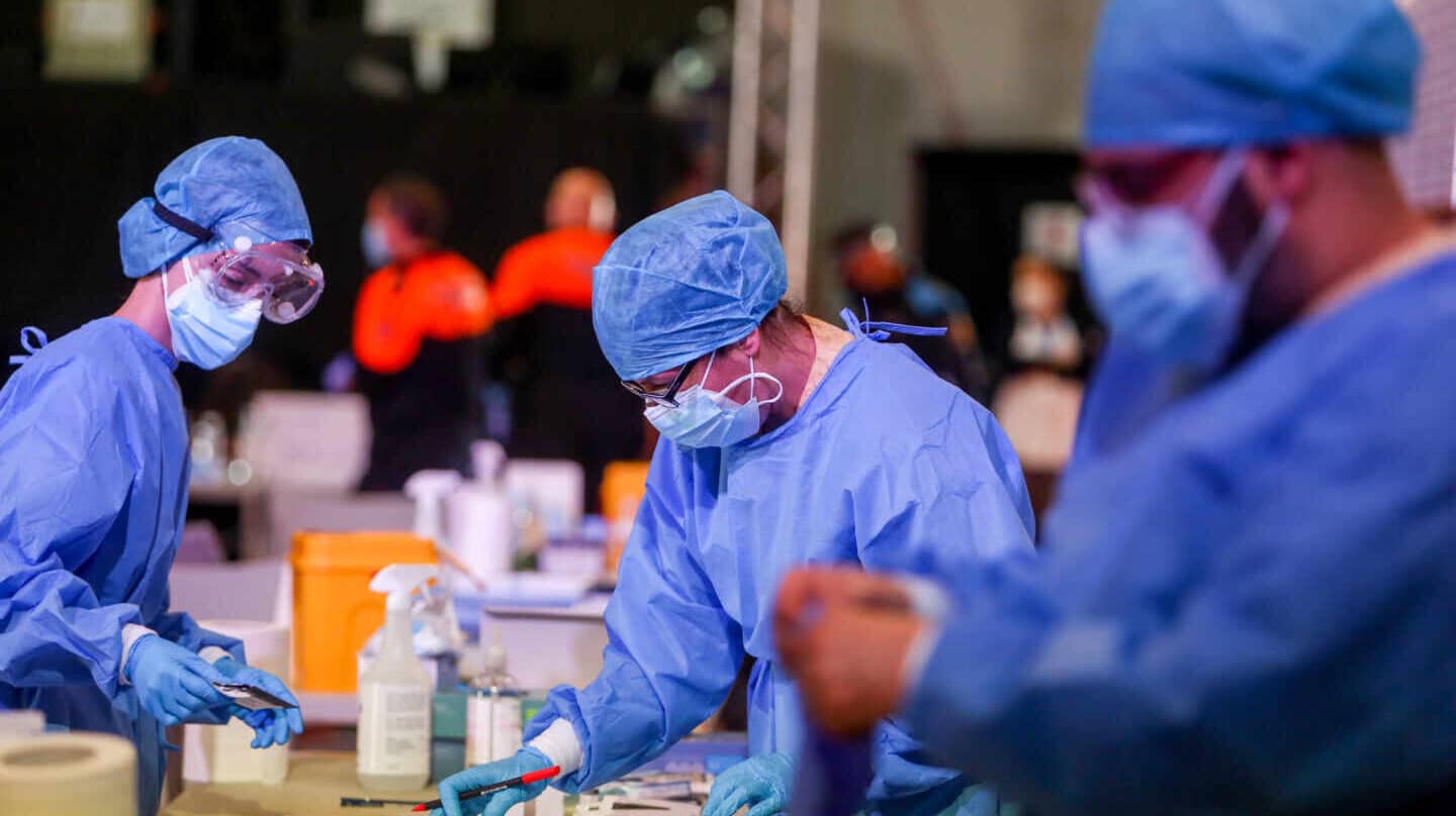 Trabajadores sanitarios colocan el material de test de antígenos en el municipio de Alcobendas.