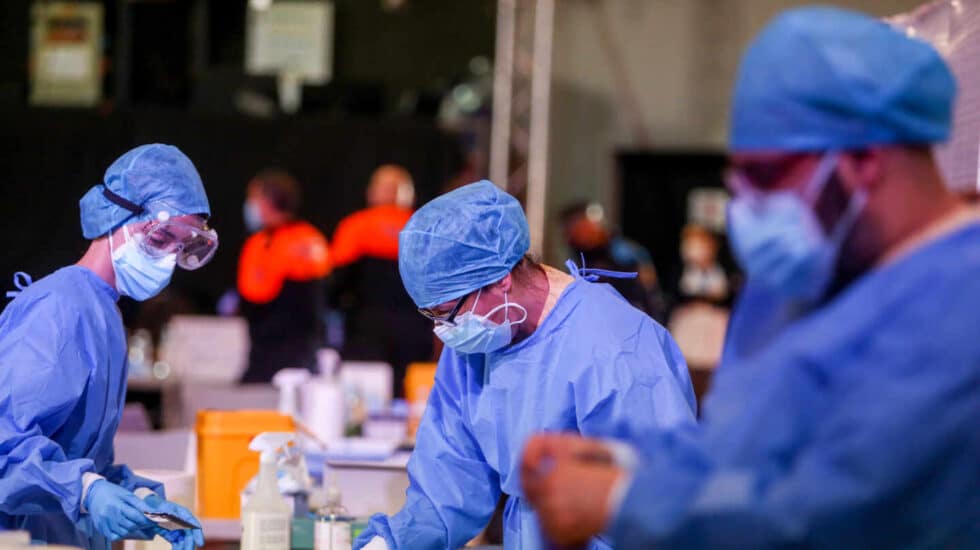 Trabajadores sanitarios colocan el material de test de antígenos en el municipio de Alcobendas.