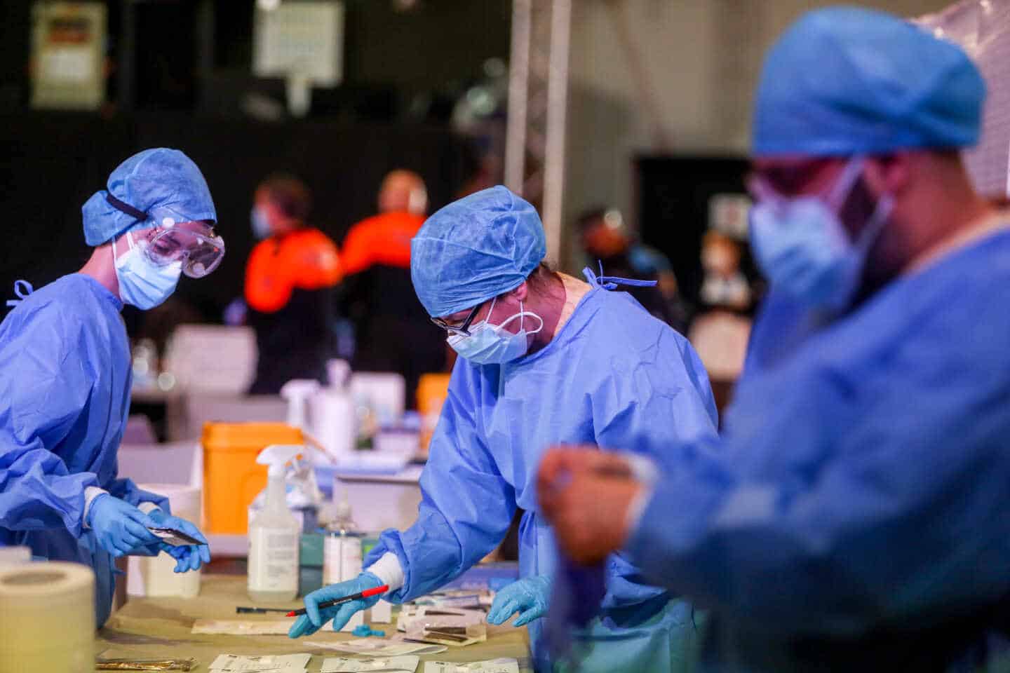 Trabajadores sanitarios colocan el material de test de antígenos en el municipio de Alcobendas.