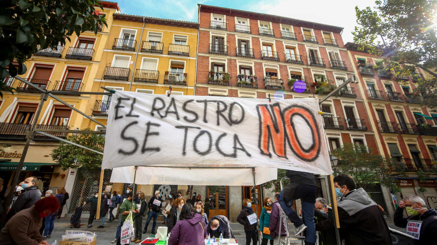 Comerciantes de El Rastro se manifiestan por la reapertura del mercadillo en octubre