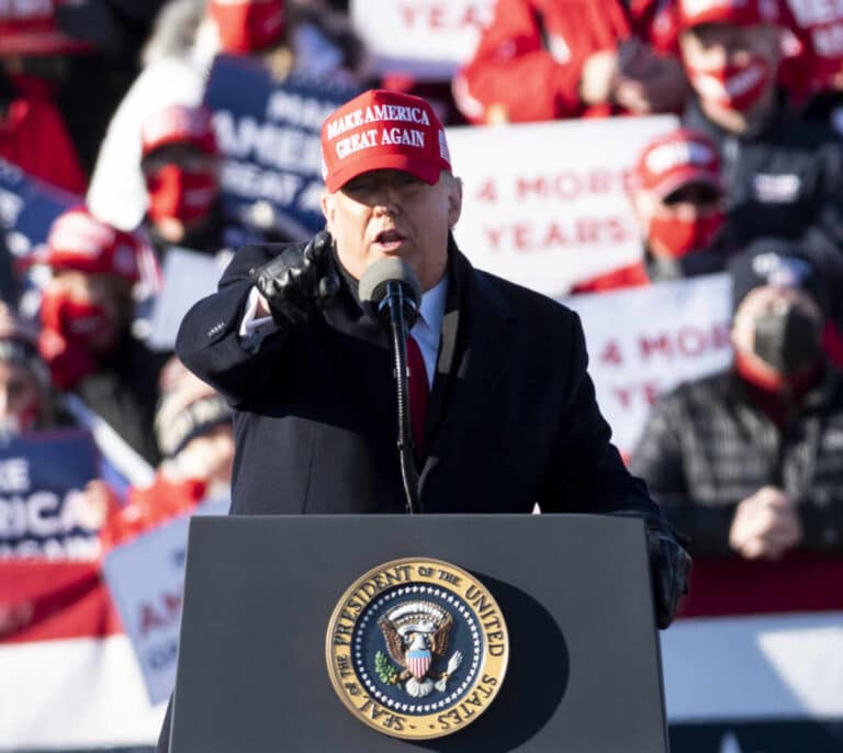 Twitter marcó como inadecuados al menos 50 publicaciones y retuits de Trump