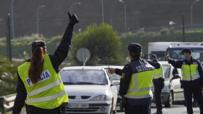 EuropaPress_3411482_varios_agentes_policia_nacional_dan_alto_vehiculo_control_movilidad Control policial en Santiago de Compostela durante el estado de alarma.