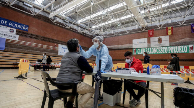 Una sanitaria realiza un test de antígenos en Pozuelo de Alarcón, Madrid.