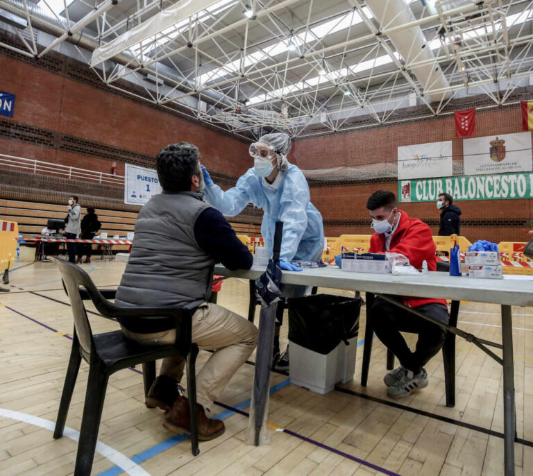 España suma 90 nuevas muertes y la incidencia continúa en descenso