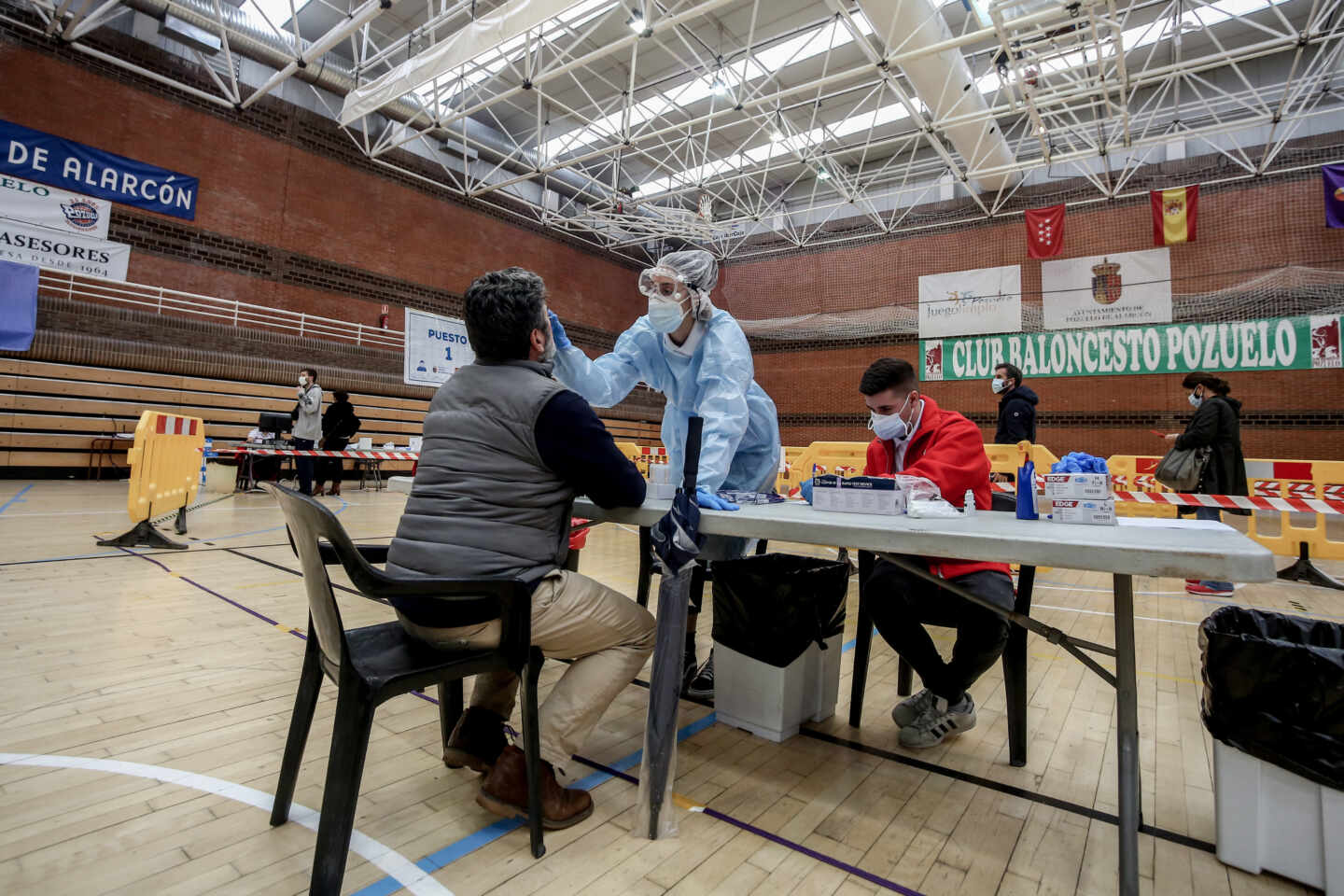 Una sanitaria realiza un test de antígenos en Pozuelo de Alarcón, Madrid.