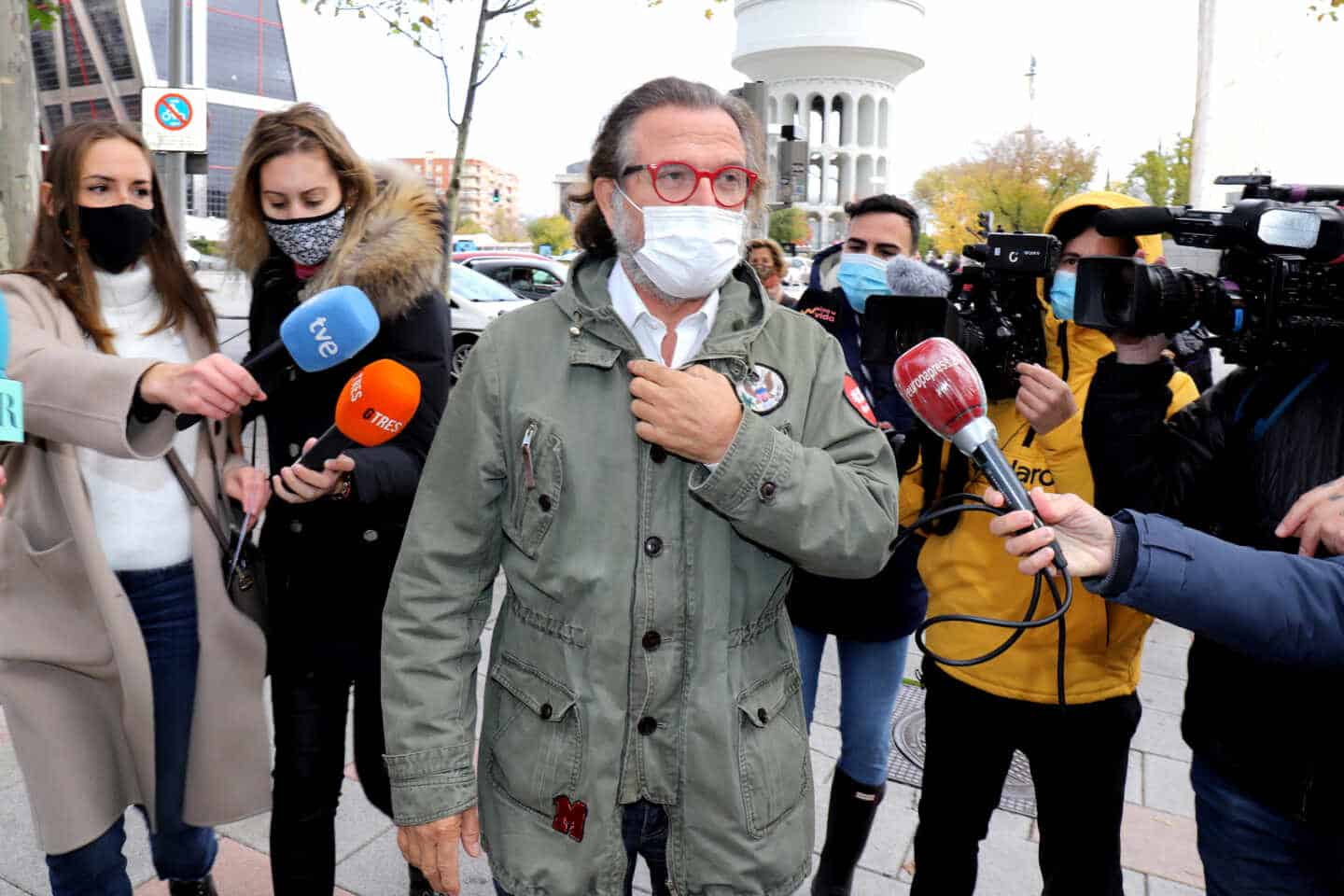 Pepe Navarro llega a los juzgados tras la denuncia de Ivonne Reyes por impago de pensión