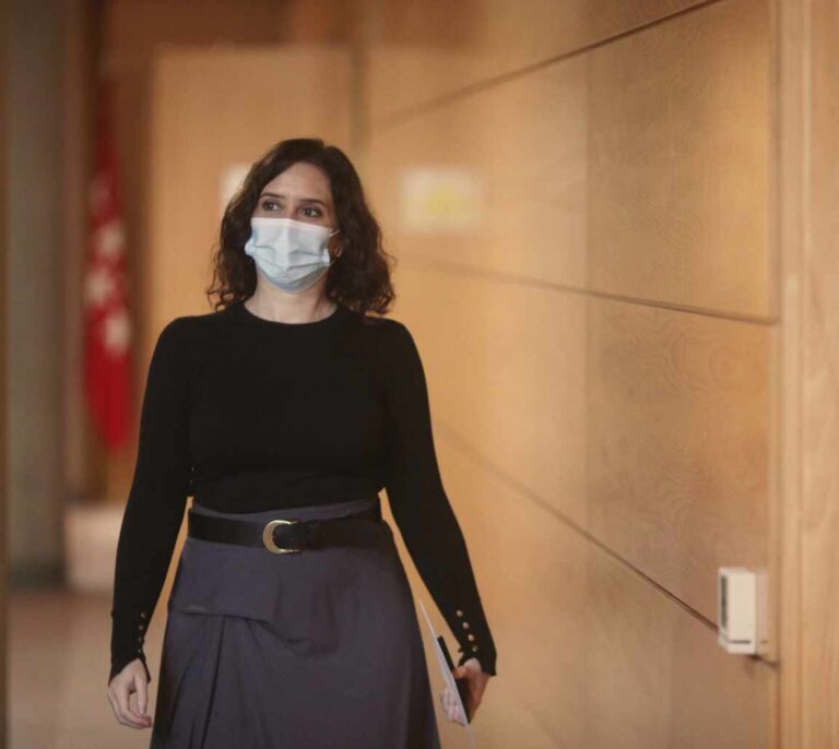 Ayuso compara la "curva de contagios" con la de la "boca mustia" de una diputada de Más Madrid