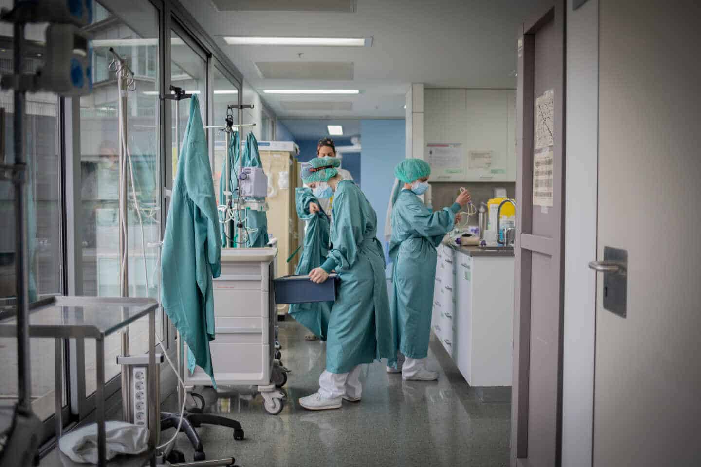 Las asesores sanitarios de Urkullu prevén semanas de "preocupante" tensión hospitalaria