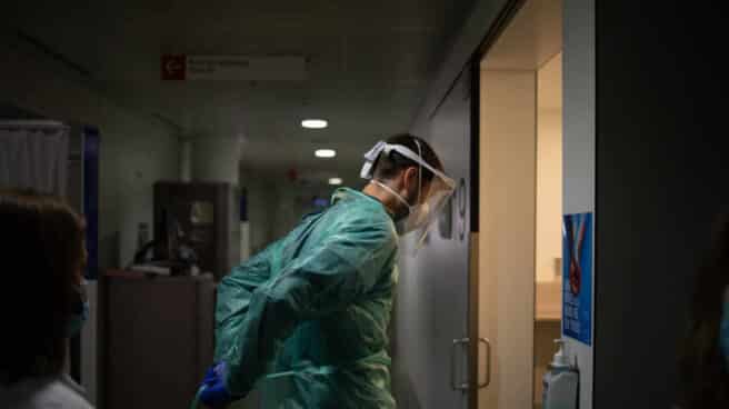Un médico en la UCI. Un médico en la UCI.