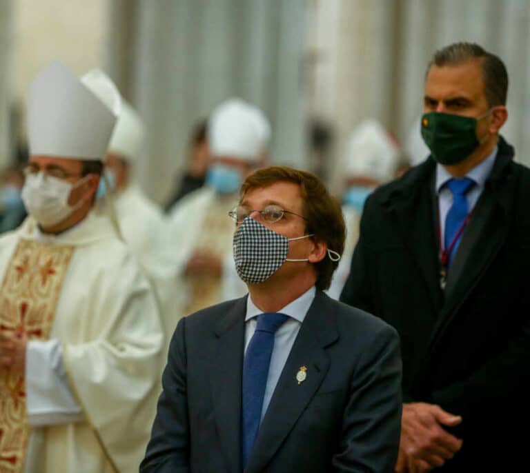 Almeida pide a la Almudena  que ilumine a científicos y proteja a sanitarios de la "nueva peste"