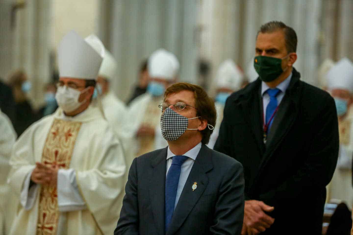 Almeida pide a la Almudena  que ilumine a científicos y proteja a sanitarios de la "nueva peste"